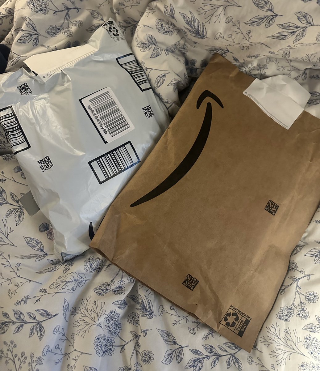 ownerellarose's tweet image. 2 more items off my amazon wishlist paid for with pretty privilege 🥰