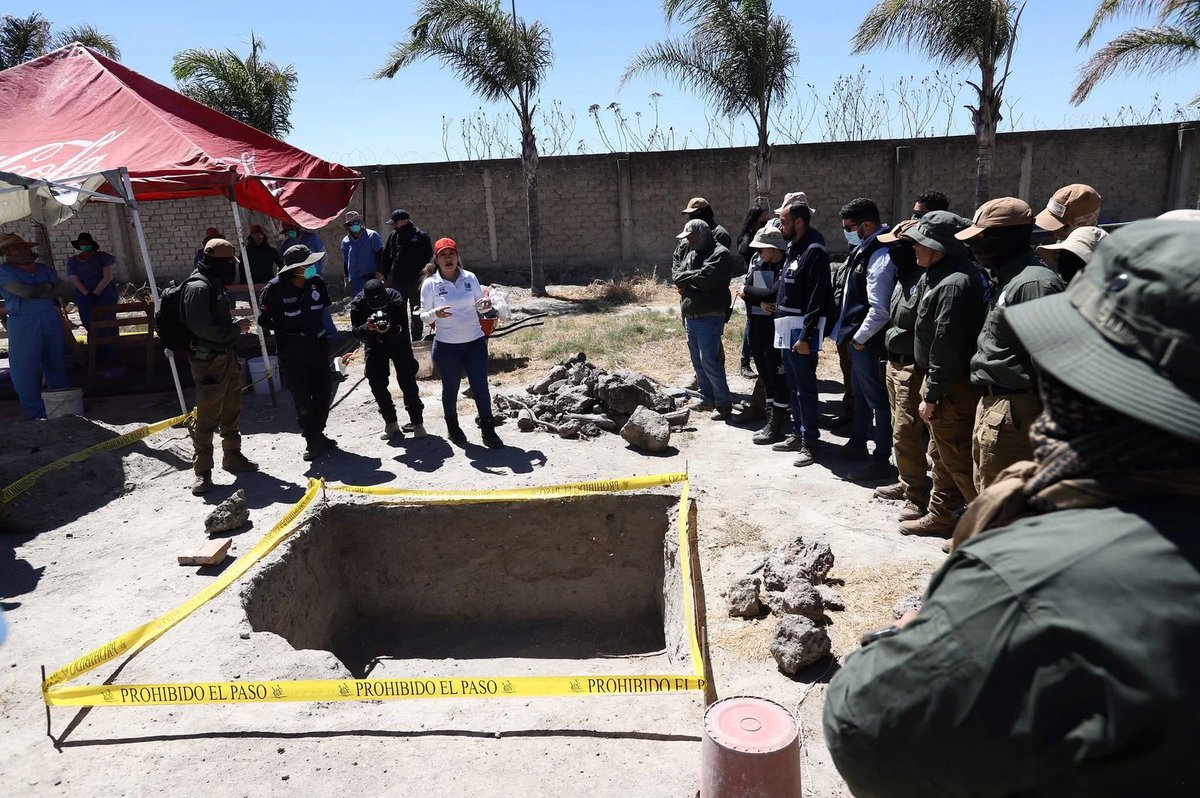 azucenau's tweet photo. 🚨El colectivo Guerreros Buscadores De #Jalisco ha levantado la voz y denuncia "pruebas de evidencias tapadas y falta de banderillas donde el georadar marcaba anomalías del suelo removido" en el #RanchoIzaguirre.

"Dimos la información a la Fiscalía donde pasamos los puntos de posibles #fosas dentro y fuera del rancho y no hay ninguna excavación", aseguran.👇🏼