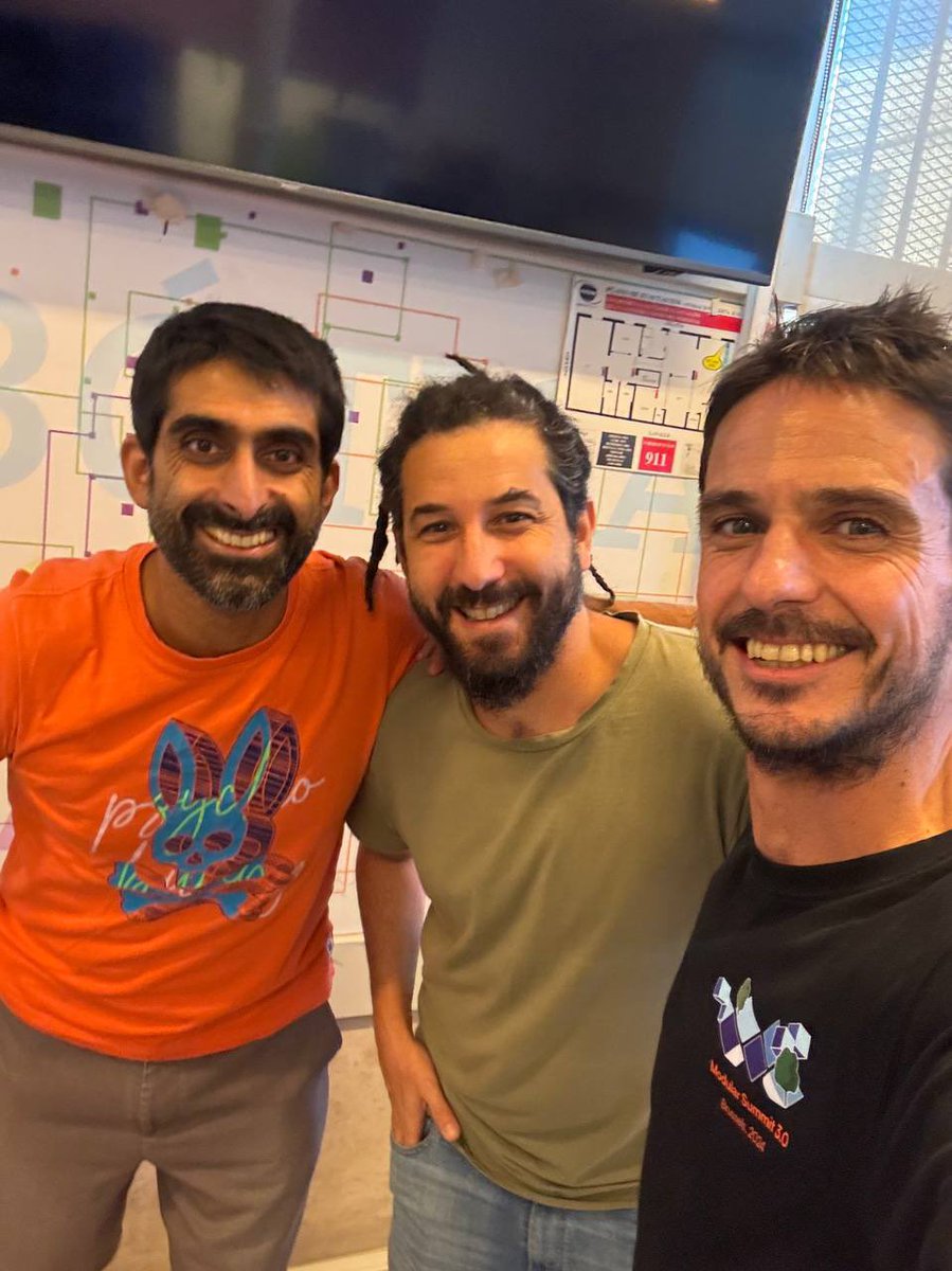 APRENDO 👋🏼 (@aprendolatam) on Twitter photo Gracias <a href="/MLakoubay/">Malik Lakoubay</a> por confiar en lo que estamos construyendo junto a <a href="/puerta18/">mete me mano</a>. Por involucrarte, compartir tu experiencia y ayudarnos a abrir conversaciones clave con los jóvenes.
Este encuentro se dio en el marco del primer #APRENDOcripto de 2025 con <a href="/EduKume22/">E.J.D</a> representando Gracias <a href="/MLakoubay/">Malik Lakoubay</a> por confiar en lo que estamos construyendo junto a <a href="/puerta18/">mete me mano</a>. Por involucrarte, compartir tu experiencia y ayudarnos a abrir conversaciones clave con los jóvenes.
Este encuentro se dio en el marco del primer #APRENDOcripto de 2025 con <a href="/EduKume22/">E.J.D</a> representando