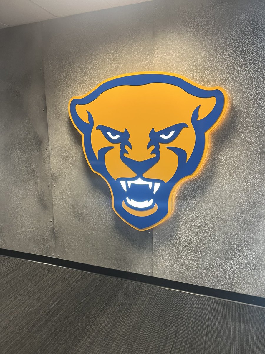 ZaydenSmith27's tweet photo. Thank you @AdamCalt for the spring practice invite! I loved the facilities and can’t wait to get back down to the campus!
@Pitt_FB @coachoswalt @CVHS_Football @CoachDarveau https://t.co/O1kyE6G69E