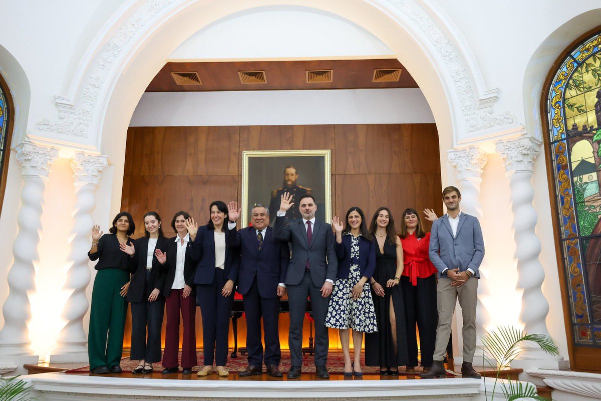 CancilleriaPeru's tweet photo. El premier y canciller encargado, Gustavo Adrianzén, se reunió con el ministro Laurent Saint-Martin para fortalecer la relación Perú–Francia. Se firmó un acuerdo de voluntariado, y se destacó la próxima firma del convenio para eliminar la doble tributación e impulsar las inversiones. 

https://t.co/hjowPbe82a