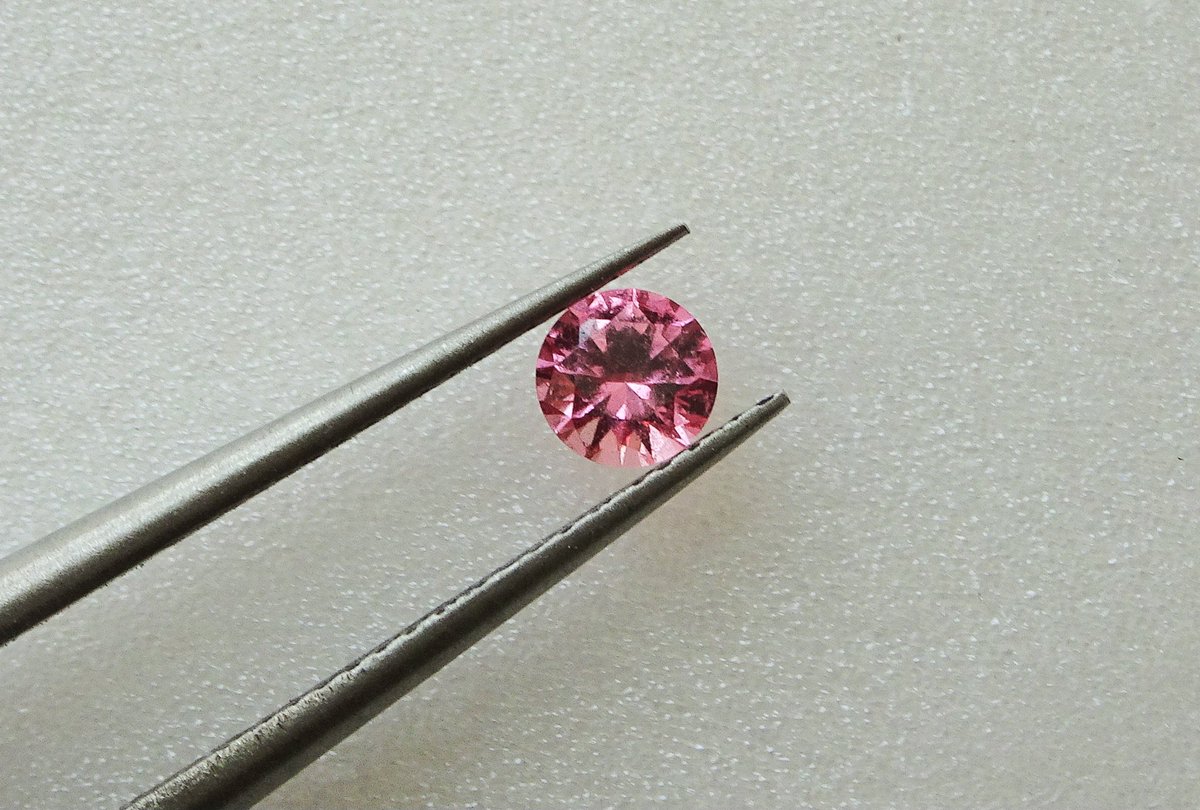 #RT #팔로우이벤트
안녕하세요! 
다시 시작했습니다!!
반짝반짝이는 주얼리들을 
디자인하고 있습니다😄💍✨️

rt+팔로우 해주신 한 분께 랩 베르누이 파파라차 사파이어
라운드컷 4mm를 드립니다!

트위터에서도 잘 부탁드려요 ㅎㅎ

추첨은 4월 5일에합니다♡♡