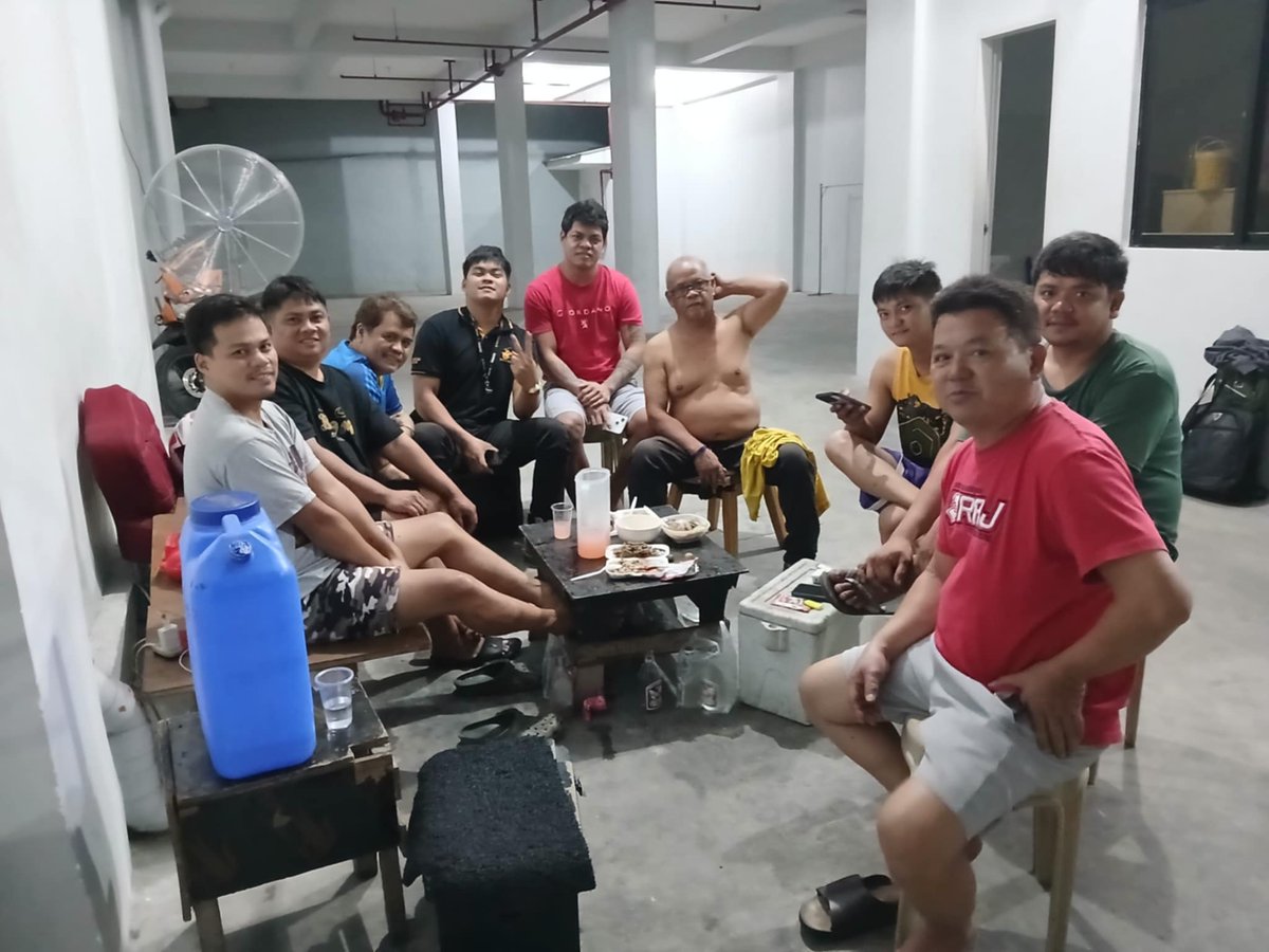 OnasinDannie's tweet photo. With my cousins https://t.co/wRAy7rHa2h