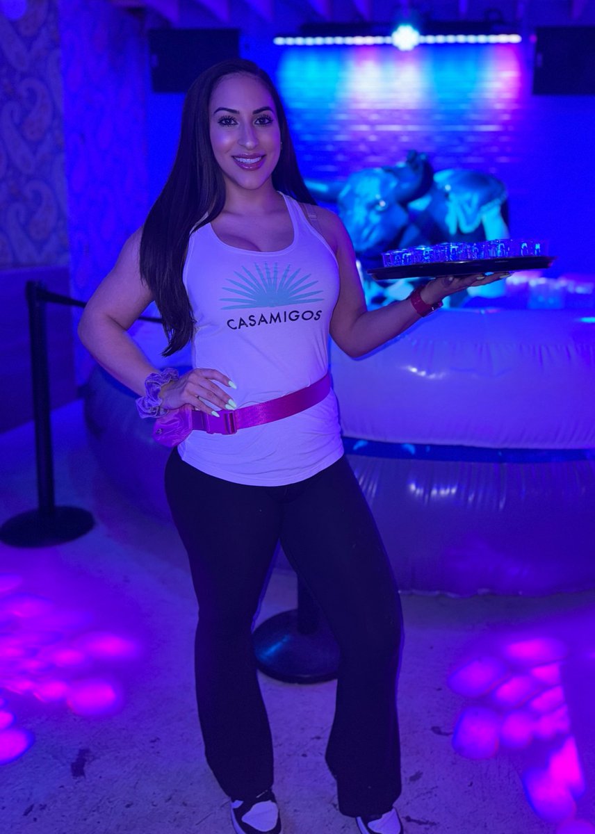 bianxxa_lpz's tweet photo. one thing about me, i’m always gonna get my money 💰 🍸 #promolife #promogirl #BAlife #Casamigos https://t.co/w73TCynV9V