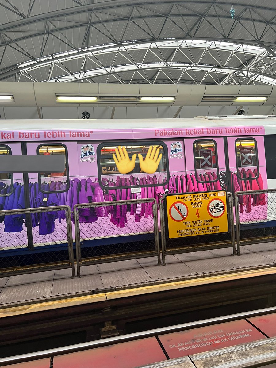 ashasasa's tweet photo. Pernah naik tren yang ada iklan soflan ni dan bau softlan trennya 🥰 https://t.co/tpObK2S6Oj