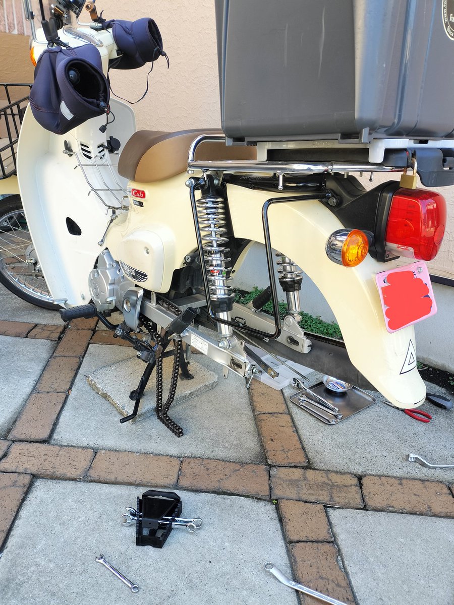 shinhonda63's tweet image. スーパーカブのタイヤ交換。前後のスプロケットも。慣れないことするとつかれます。ブロックタイヤだとワイルド(笑)
#スーパーカブ　#supercub #deestone #ディーストーン　#ブロックタイヤ　#林道　#渓流　#源流