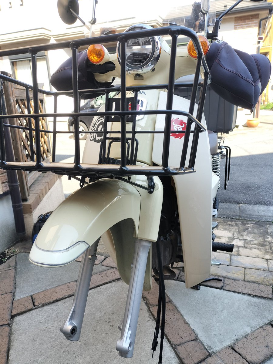 shinhonda63's tweet image. スーパーカブのタイヤ交換。前後のスプロケットも。慣れないことするとつかれます。ブロックタイヤだとワイルド(笑)
#スーパーカブ　#supercub #deestone #ディーストーン　#ブロックタイヤ　#林道　#渓流　#源流