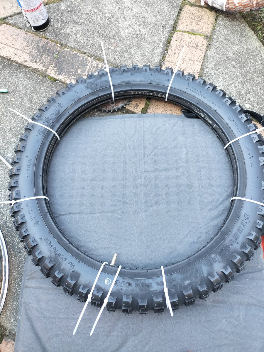 shinhonda63's tweet image. スーパーカブのタイヤ交換。前後のスプロケットも。慣れないことするとつかれます。ブロックタイヤだとワイルド(笑)
#スーパーカブ　#supercub #deestone #ディーストーン　#ブロックタイヤ　#林道　#渓流　#源流