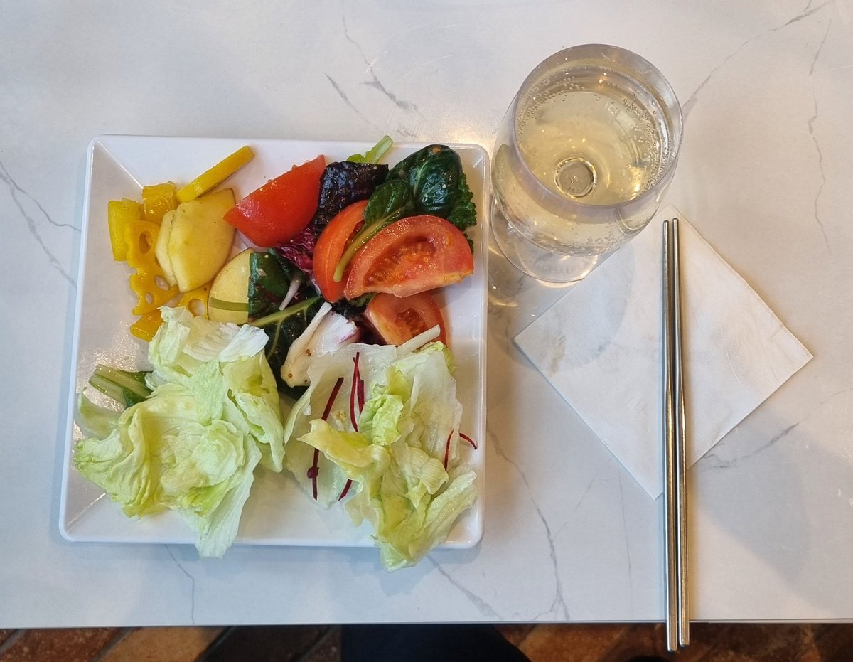 오전 병원진료 후 39층 모임서
후배는 나를, 나는 후배를
서로 못알아봤다

늘 차려입던 후배와
늘 반바지, 등산바지, ... 였던 나
오늘은 베토벤 머리의 동네아재 스타일의 후배와 이쁘게 차려입은 나

한강 건너
선배 첫째딸 결혼식에서
음식이 내 옷차림에 격을 갖췄다

해산물, red &amp; white wine