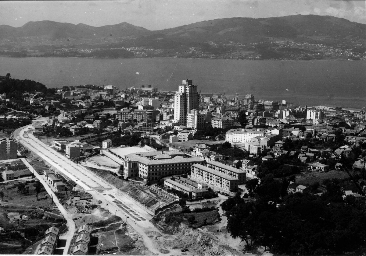 iagosoto's tweet photo. 8 fotografías áreas de Vigo en 1972 https://t.co/CcNV6ZvCyc
