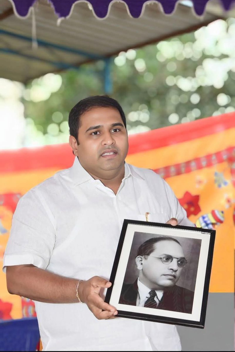 Gowtham_tmbsp10's tweet photo. எங்களுக்கான அனைத்து அடிப்படை உரிமைகளையும் பெற்றுக்கொடுத்தது பாபாசாகேப் #அம்பேத்கர் அவர்களே 

இங்க வந்து திராவிடம் தான் சாப்பாடு போட்டுச்சி குழம்பு உத்திச்சி பொரியல் வெச்சிசினு உருட்ட கூடாது......

இதெல்லாம் @thirumaofficial இவர்கிட்ட வேன்ன சொல்லுங்க கை தட்டுவாரு

@MMathivadhani https://t.co/tXL8C4tNRI