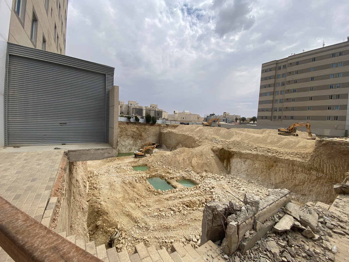 هذا المشروع في مرحلة الحفر عند بلوغ عمق معين ظهرت لهم مياه جوفية 

أسأل الله لصاحبه العوض وأن يُيَسر أمره 

#الرياض #عقارات_الرياض #مشاريع_الرياض