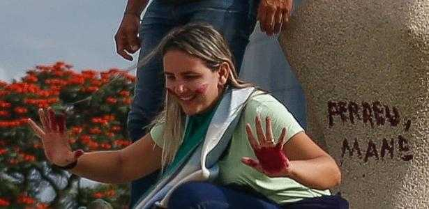 🚨🇧🇷BRAZILIAN CONSERVATIVE FACES 14 YEARS IN PRISON FOR LIPSTICK ON STATUE

he didn’t carry a weapon. She didn’t hurt anyone. She didn’t even destroy public property. 

She wrote "You lose, fool" on a statue—with lipstick.

Now Débora Rodrigues, a mother of 2 with no criminal