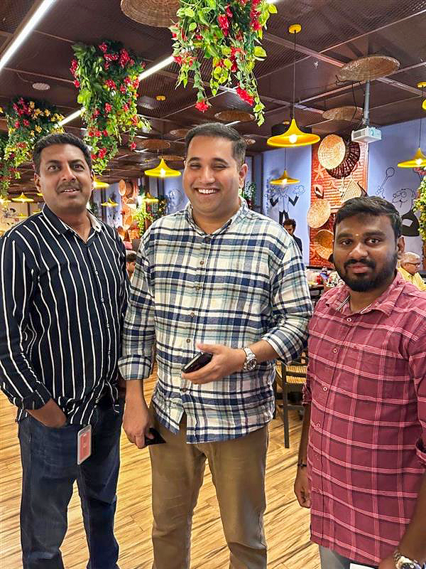SRMTechOfficial's tweet photo. Collaboration doesn’t stop at the workplace—it grows over shared moments, they say. 💯

A big thank you to Rafay Ghulam for hosting a wonderful dinner for SRM Tech’s NOC team. 🙌

It was the perfect recipe for strengthening bonds beyond work.

#SRMTech https://t.co/pneug7ECkU