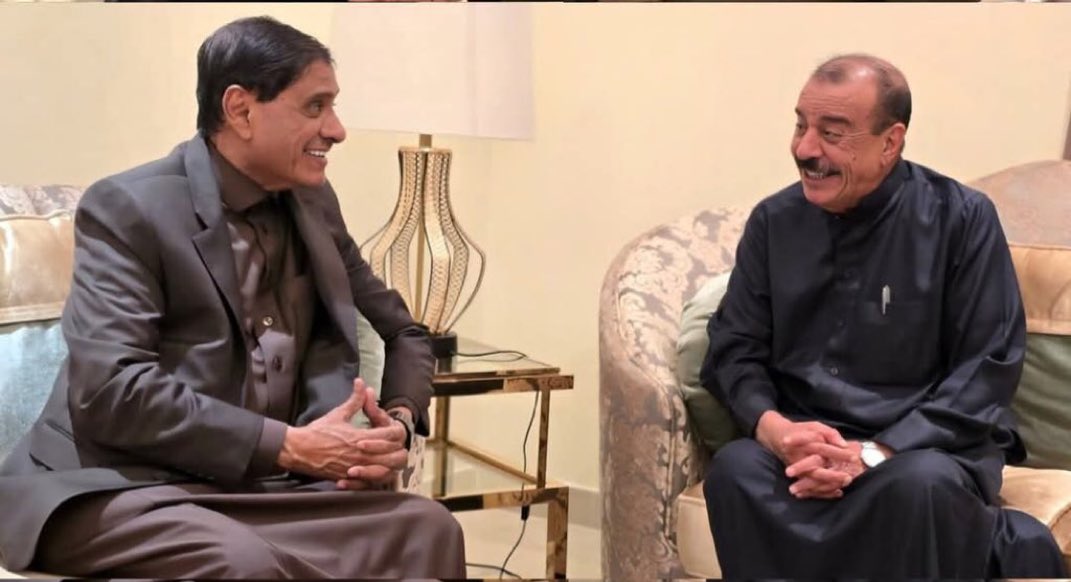 لقاء ودي أخوي يجمع اللواء الركن أحمد بن بريك ، واللواء الركن فرج البحسني

#الجنوب_العربي