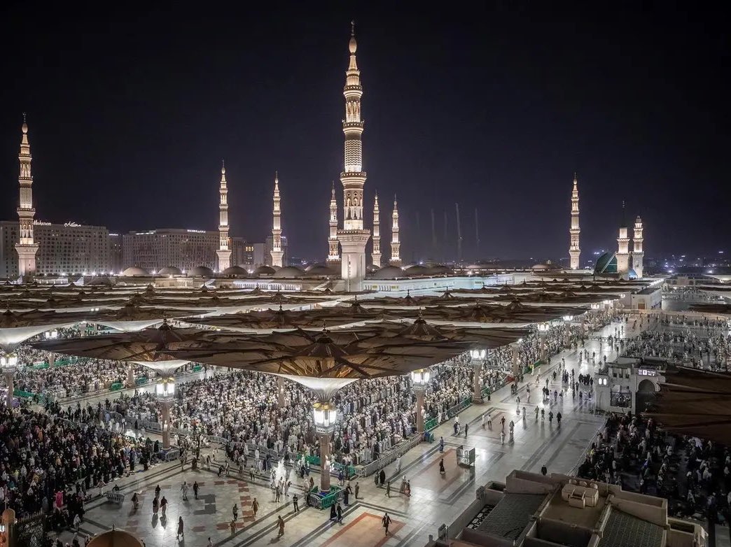 Depuis le début du #Ramadan aux Haramains:
• +10,8 millions de repas Iftar distribués
• +70 000 nouveaux tapis
• +14 000 m3 d'eau Zamzam distribuée
• +101 000 visiteurs à l'exposition "Al-Haram" 
• +19 000 bénéficiaires du service bagagerie gratuite à #Makkah.