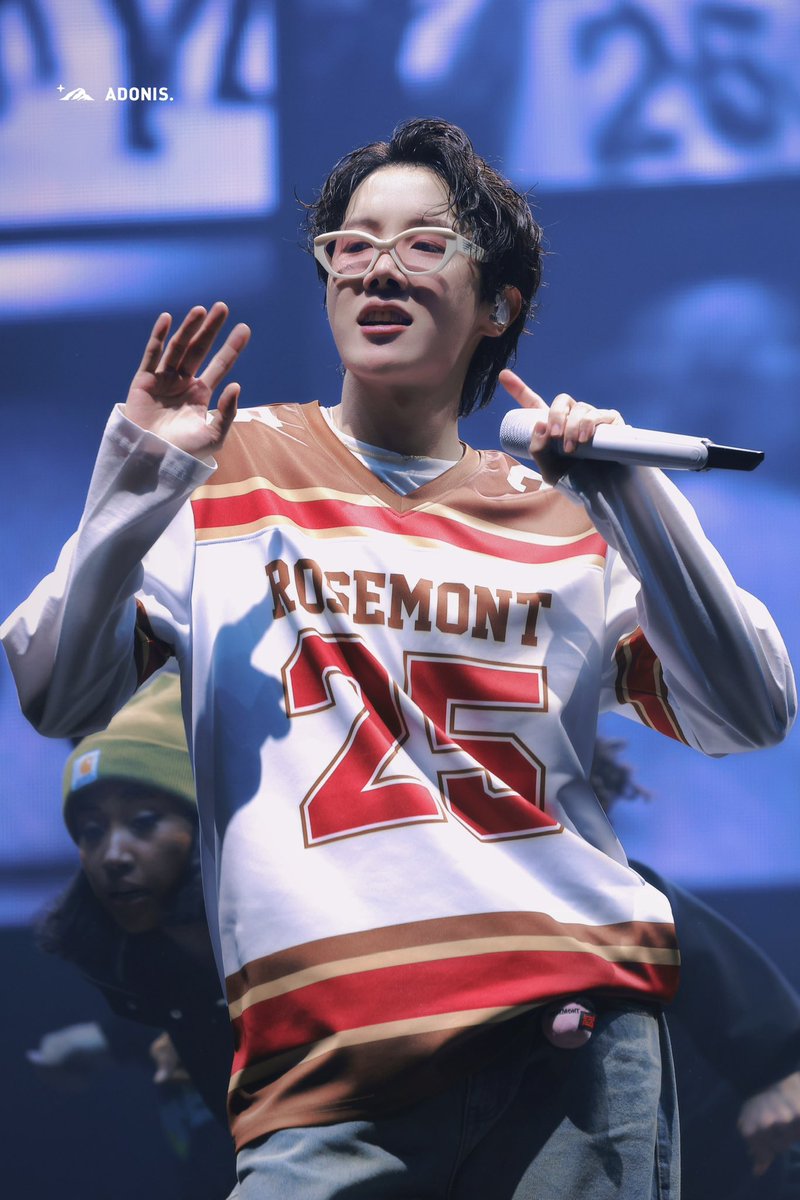 Adonis_Hoseok's tweet photo. 250318 HOPE ON THE STAGE in Chicago 

#제이홉 #정호석 #JHope 
#BTS #방탄소년단 @BTS_twt https://t.co/uWdV9fqChO