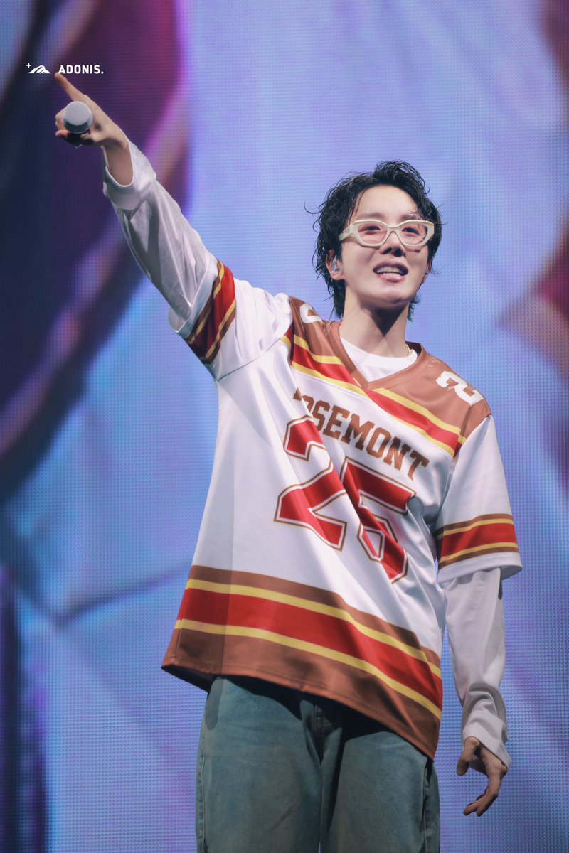 Adonis_Hoseok's tweet photo. 250318 HOPE ON THE STAGE in Chicago 

#제이홉 #정호석 #JHope 
#BTS #방탄소년단 @BTS_twt https://t.co/uWdV9fqChO
