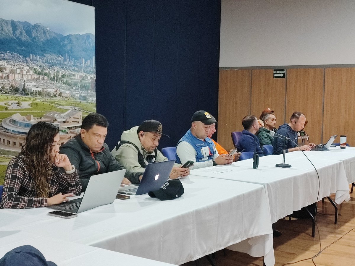 IDRD's tweet photo. En el IDRD, junto con la Mesa Distrital de Emergencias, nos encontramos articulando las acciones necesarias para que tu visita al sendero de Monserrate durante la Semana Santa sea una experiencia segura para ti y tu familia. Hoy adelantamos una jornada de trabajo coordinado. https://t.co/1lJ56qq7zi