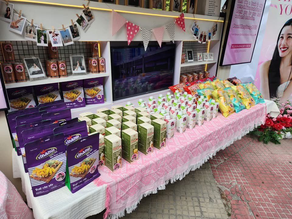 SmloverSeobb's tweet photo. [250322] Food truck for Tiffany’s concert in VietNam #Tiffanyconcert #TiffanyYoung #VSONE #VietNam https://t.co/7dIm1UDQhl