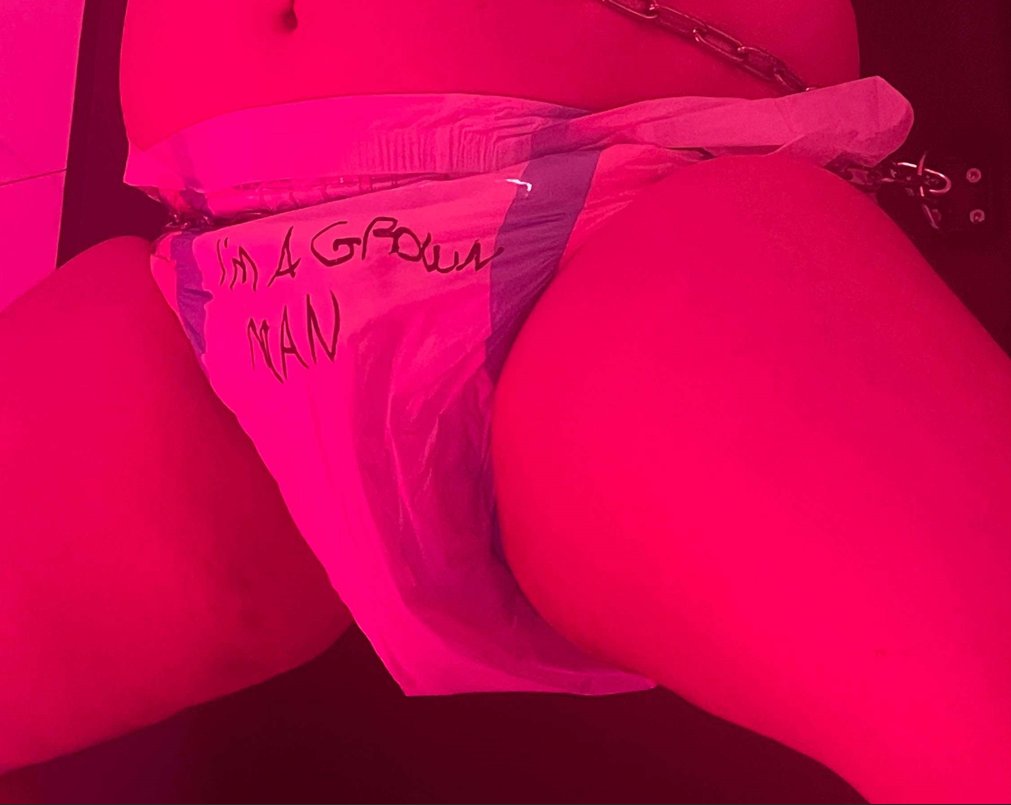 padded_goon's tweet photo. @missmaeling @MissKayLynx @MistressMinxx That's true Miss Mae Ling, but the red mood lighting made the scene feel pretty intense. They were kind enough to take many pictures throughout the session, too. 

That said, I found the image! It's from the same scene as my current PFP: https://t.co/mRZcf8jMQs