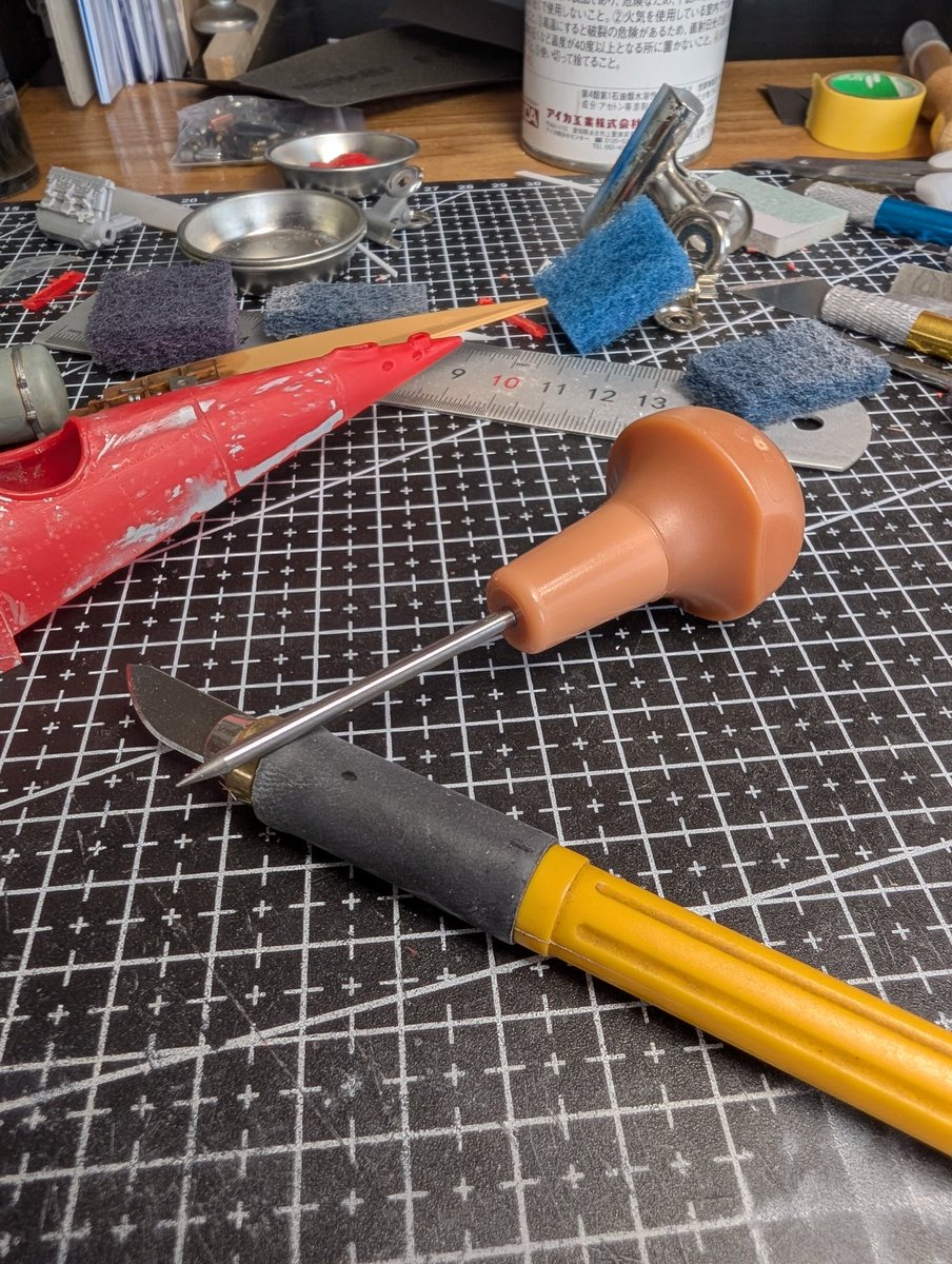 今日は初🔰‼️尽くし😆💦
お初で丸刀にて、なんちゃって外板たわみ加工と0.2mmリベット打設☝️
勝手な妄想で好き勝手に加工してます😅💦リベット打ったの初で力加減分からず際で何度貫通して指に打ち込んだか😭😭