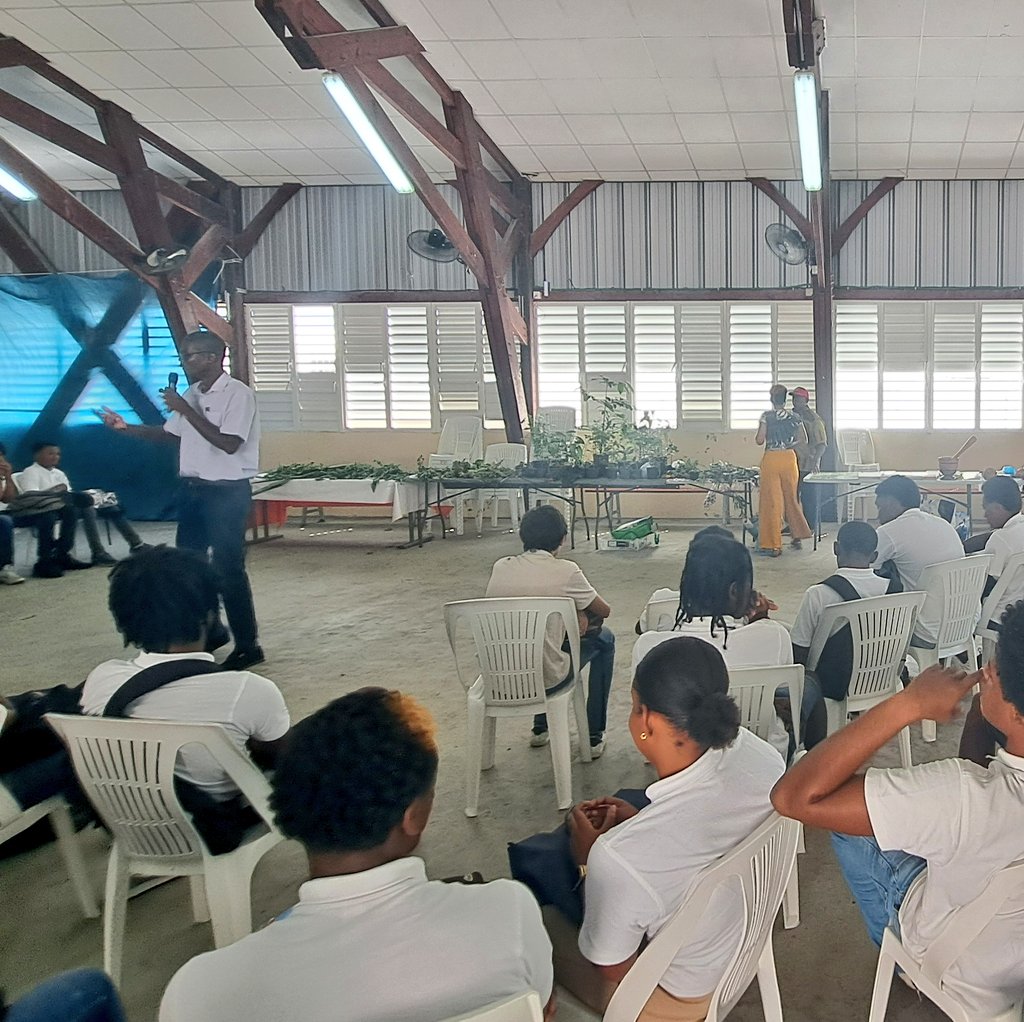 Une riche semaine du Créole autour de la valorisation et du partage de la Culture et du Développement Durable.
Bravo aux organisateurs et merci à Sinnoval mais aussi Daniel Nlandu Nganga réalisateur du film "Guadeloupe, le papillon d'émeraude", Didier Manette, Patrick Solvet...