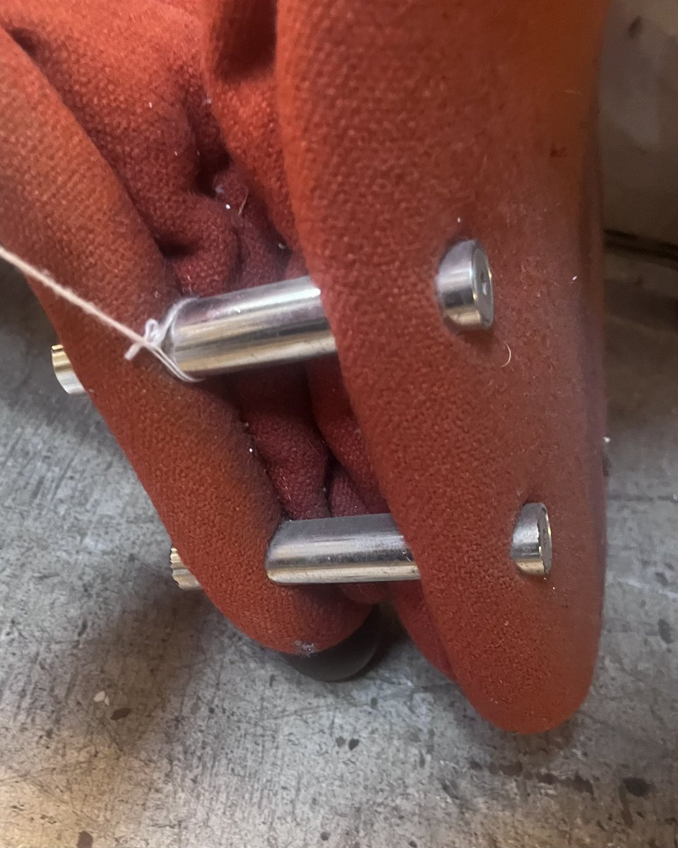 【パントンのシェーズロング】

デンマークのインテリアデザイナー、ヴェルナー・パントンがデザイン。

パントンチェアがあまりにも有名なため、広く知られていないが、パントンは長椅子もデザインしている。

写真は、ロサンゼルスのヴィンテージ家具ショップで見つけた、1970年代のもの。