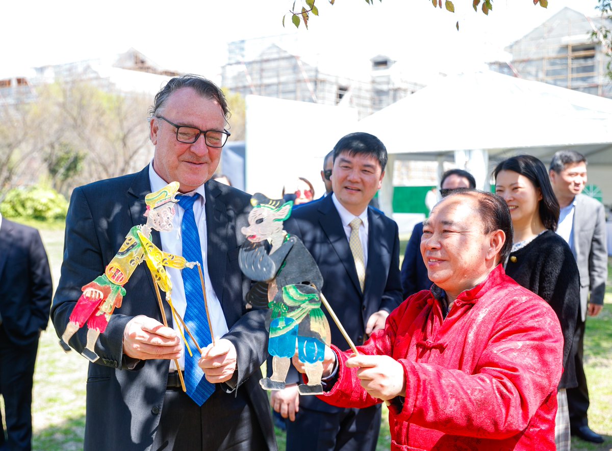 VisitSongjiang's tweet image. "The #rural scenery here is absolutely stunning!" "#Songjiang's #traditionalculture runs remarkably deep and broad." "The transformation in Songjiang has been phenomenal!"...... 
🤩Officials from foreign consulates in #Shanghai including Fiji, Slovakia, and Israel were invited to…