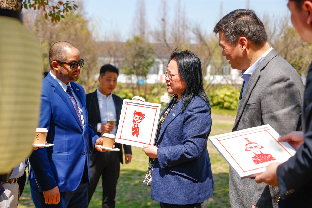 VisitSongjiang's tweet image. "The #rural scenery here is absolutely stunning!" "#Songjiang's #traditionalculture runs remarkably deep and broad." "The transformation in Songjiang has been phenomenal!"...... 
🤩Officials from foreign consulates in #Shanghai including Fiji, Slovakia, and Israel were invited to…