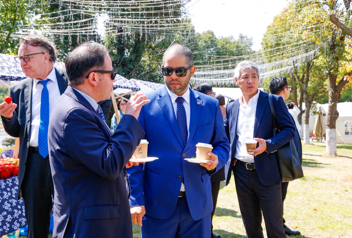 VisitSongjiang's tweet image. "The #rural scenery here is absolutely stunning!" "#Songjiang's #traditionalculture runs remarkably deep and broad." "The transformation in Songjiang has been phenomenal!"...... 
🤩Officials from foreign consulates in #Shanghai including Fiji, Slovakia, and Israel were invited to…