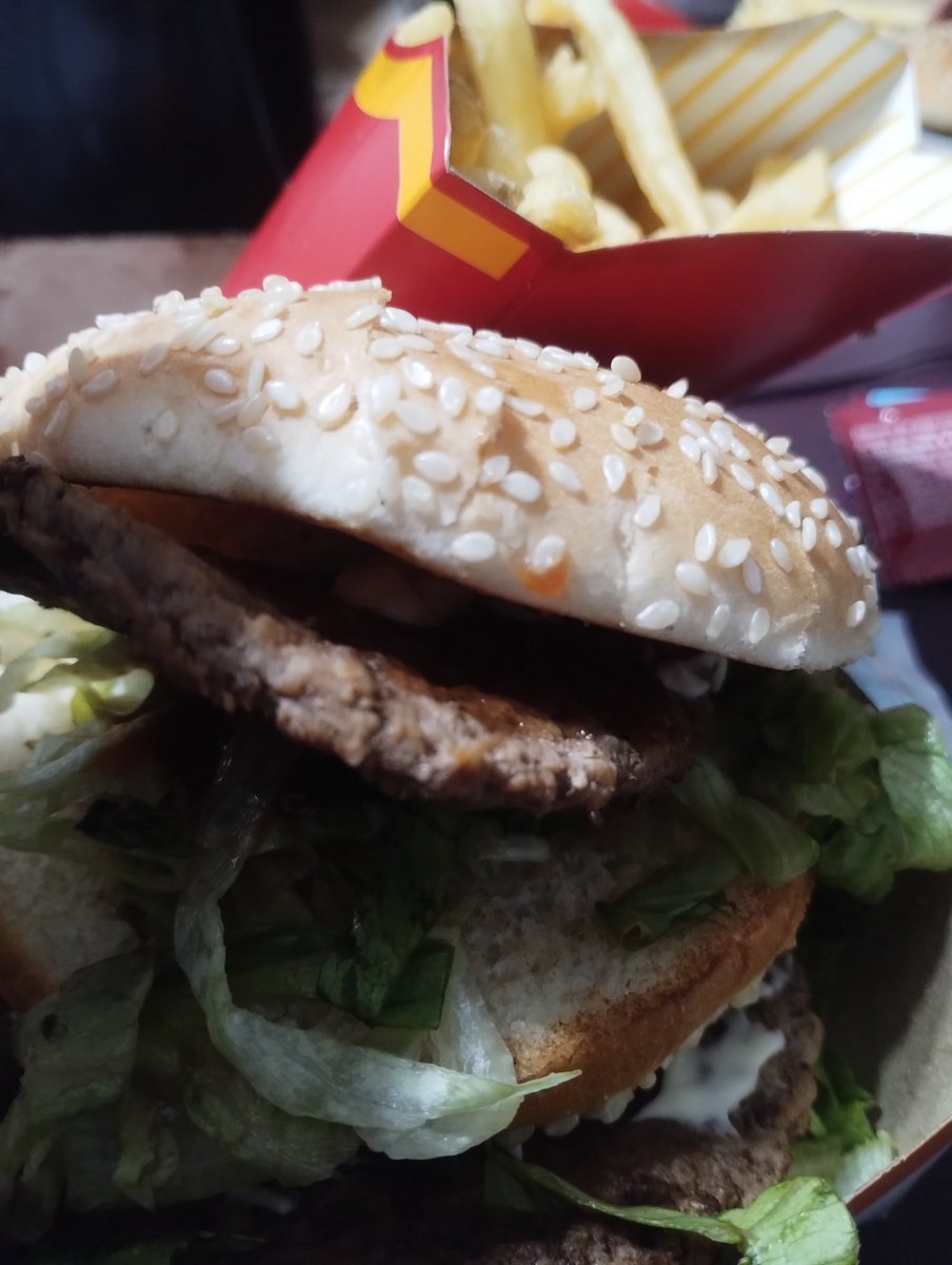 mastevaleeh's tweet photo. En mí época las hamburguesas del Big Mac de @McDonalds no eran tan finitas 
Que chasco https://t.co/gtlJ4RR93e