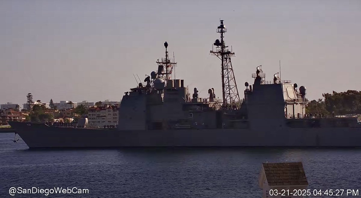 USS Chosin (CG 65) Ticonderoga-class guided missile cruiser coming