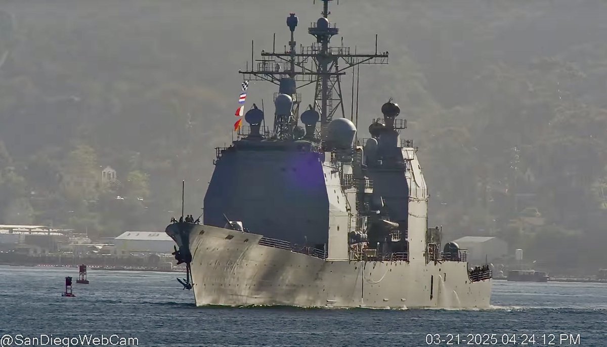 USS Chosin (CG 65) Ticonderoga-class guided missile cruiser coming