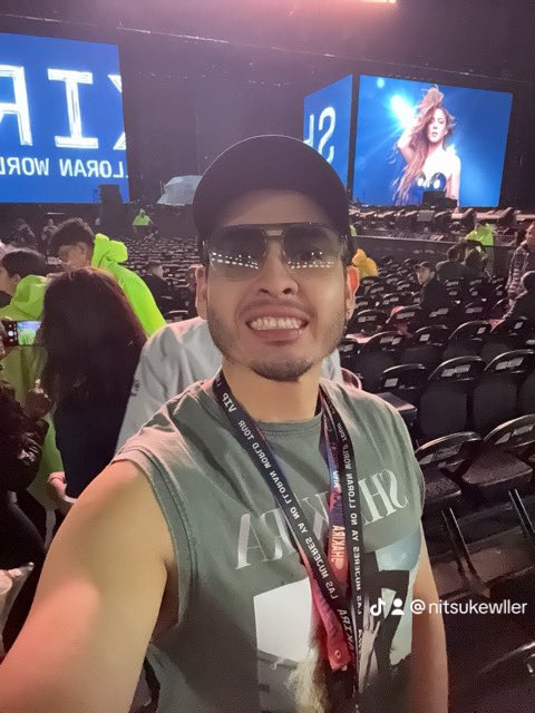 NITSUU's tweet photo. @shakira @ShakiraRNR #EstadioGNPSeguros #LMYNLWorldTour  #LMYNLWORLDTOURCDMX ERA INEVITABLE NO ESTAR A TU LADO, ROMPIENDO RÉCORD HERMOSA, ¡¡TE AMO!! https://t.co/nhXEI7FcEc