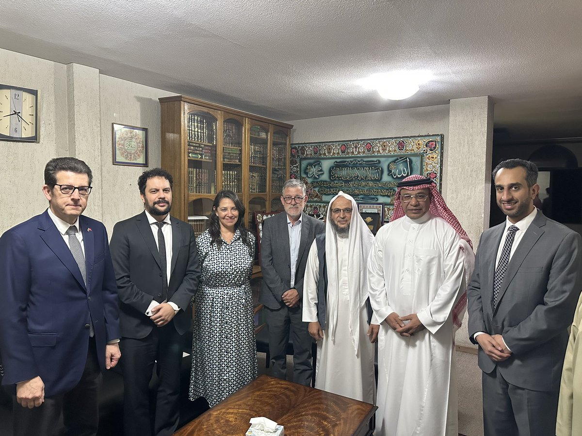 Con motivo del bendito mes de Ramadán, el embajador @khalidalsalloom participó en la ceremonia de Iftar celebrada en la Mezquita Al-Salam en Santiago, con la presencia de la ministra de la Secretaría General de la Presidencia Macarena Lobos Palacios, y