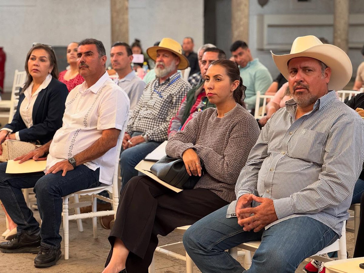 MemoMedranoB's tweet photo. Hoy Ameca fue la sede para el taller de capacitación de políticas públicas de vivienda en la región valles. Una semana muy productiva. https://t.co/BWG0ypgwPt