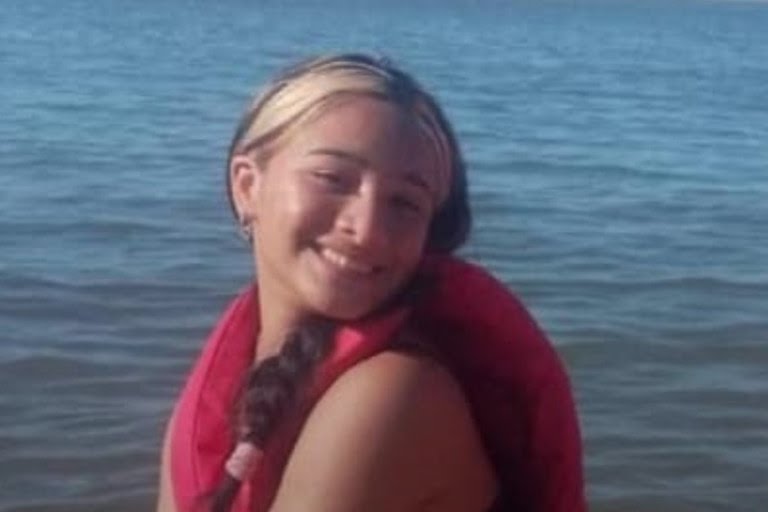 Lamentamos mucho informar, que fue localizado el cuerpo de Sol Selena Gómez Montiel de 13 años, quien estaba desaparecida en Fontana, Chaco. Había salido al kiosco a comprar y no regresó. El cuerpo estaba dentro de una vivienda cercana. Hay un detenido. #Justicia QEPD Sol😢💜