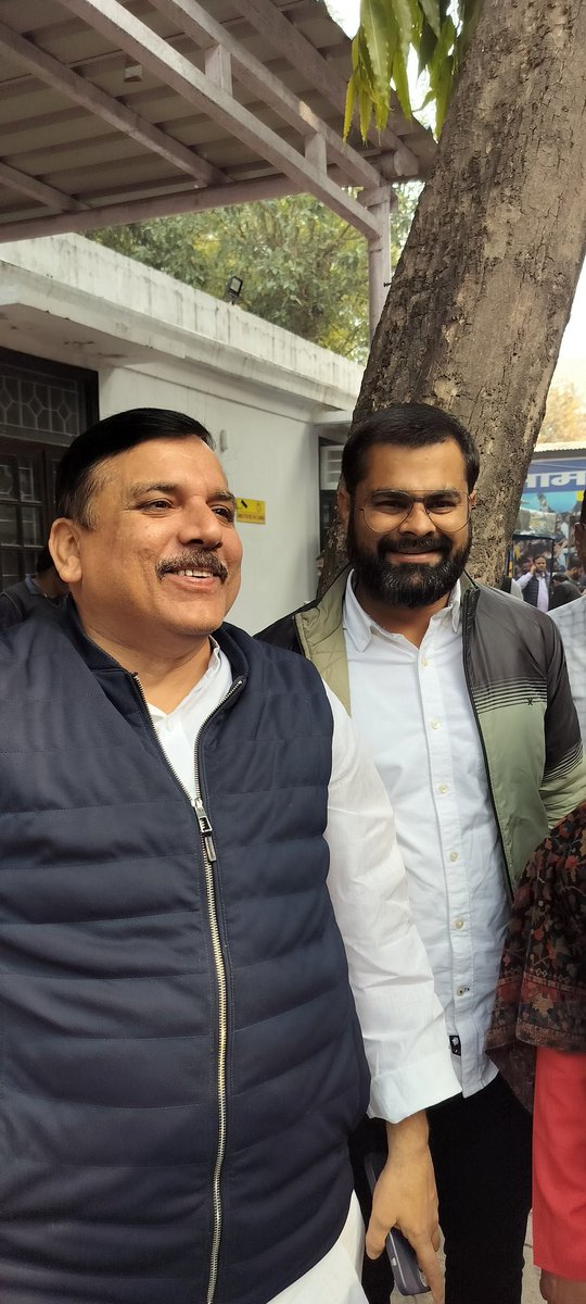 DeshDeepakAAP's tweet image. सड़क से लेकर संसद तक गरीबों और मजलूमों की आवाज बुलंद करने वाले संसद के शेर हम सब के राजनीतिक गुरु @SanjayAzadSln भैया को जन्मदिन की ढेरों शुभकामनाएं।

 ईश्वर की कृपा आप पर बनी रहें।