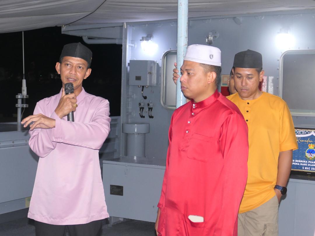 KdSundang's tweet photo. “Meriahkan Ramadhan dgn kebersamaan! 🌙✨ Majlis Berbuka Puasa dan Sambutan Ulang Tahun ke-4 Pentauliahan KD SUNDANG telah berlangsung dgn lancar. Terima kasih kpd warga kapal yg sanggup membanting tulang memastikan KD SDG dpt terus beroperasi dan siap siaga. 

#serveandversatile https://t.co/it3zcipGKb