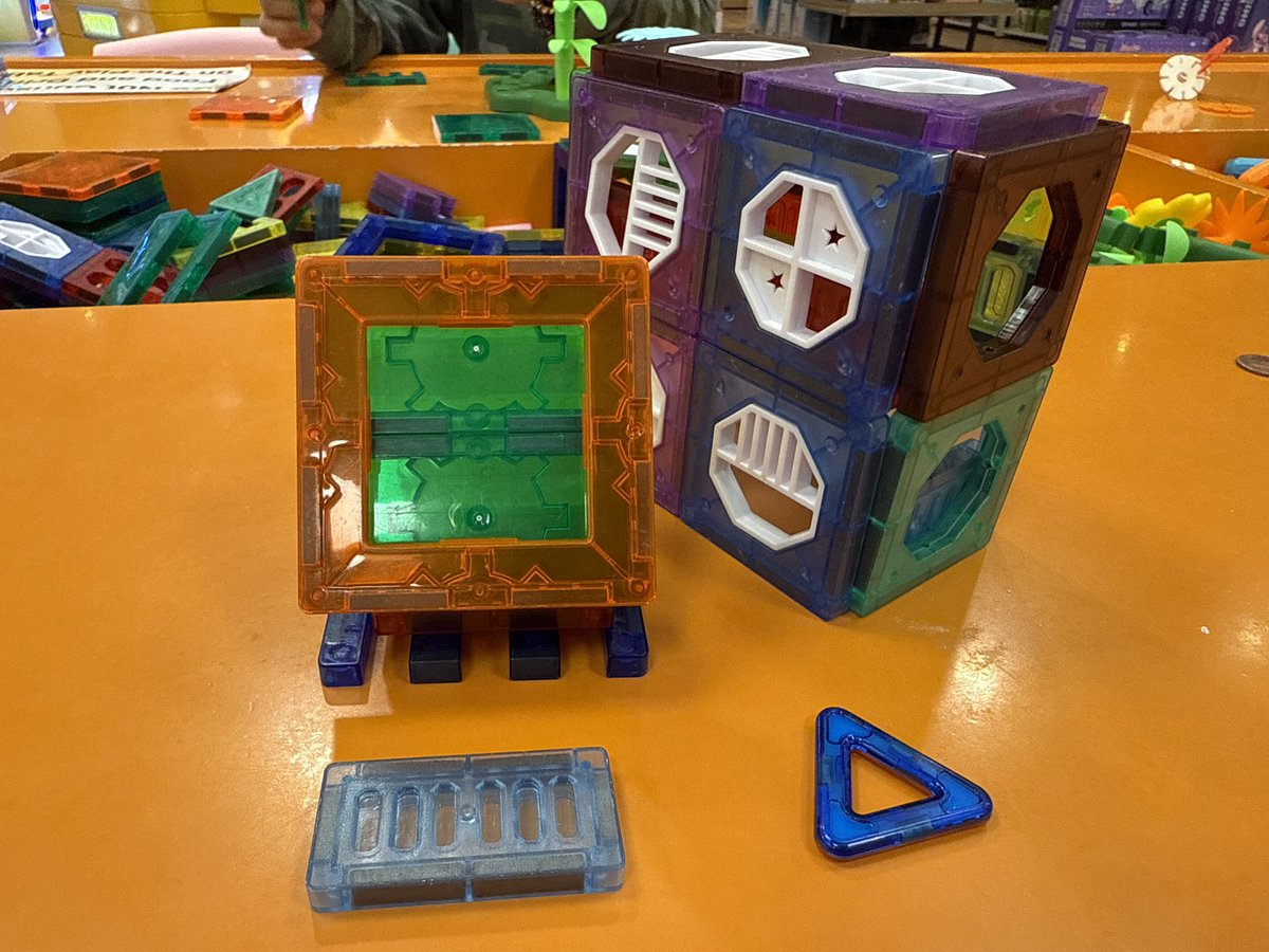 Itsugawakun's tweet photo. When you’re a dad and you’re at #keikikingdom and play with the little kids magnetic blocks and build a MiniITX computer with monitor, keyboard and mouse. https://t.co/v0kUJEdCzO