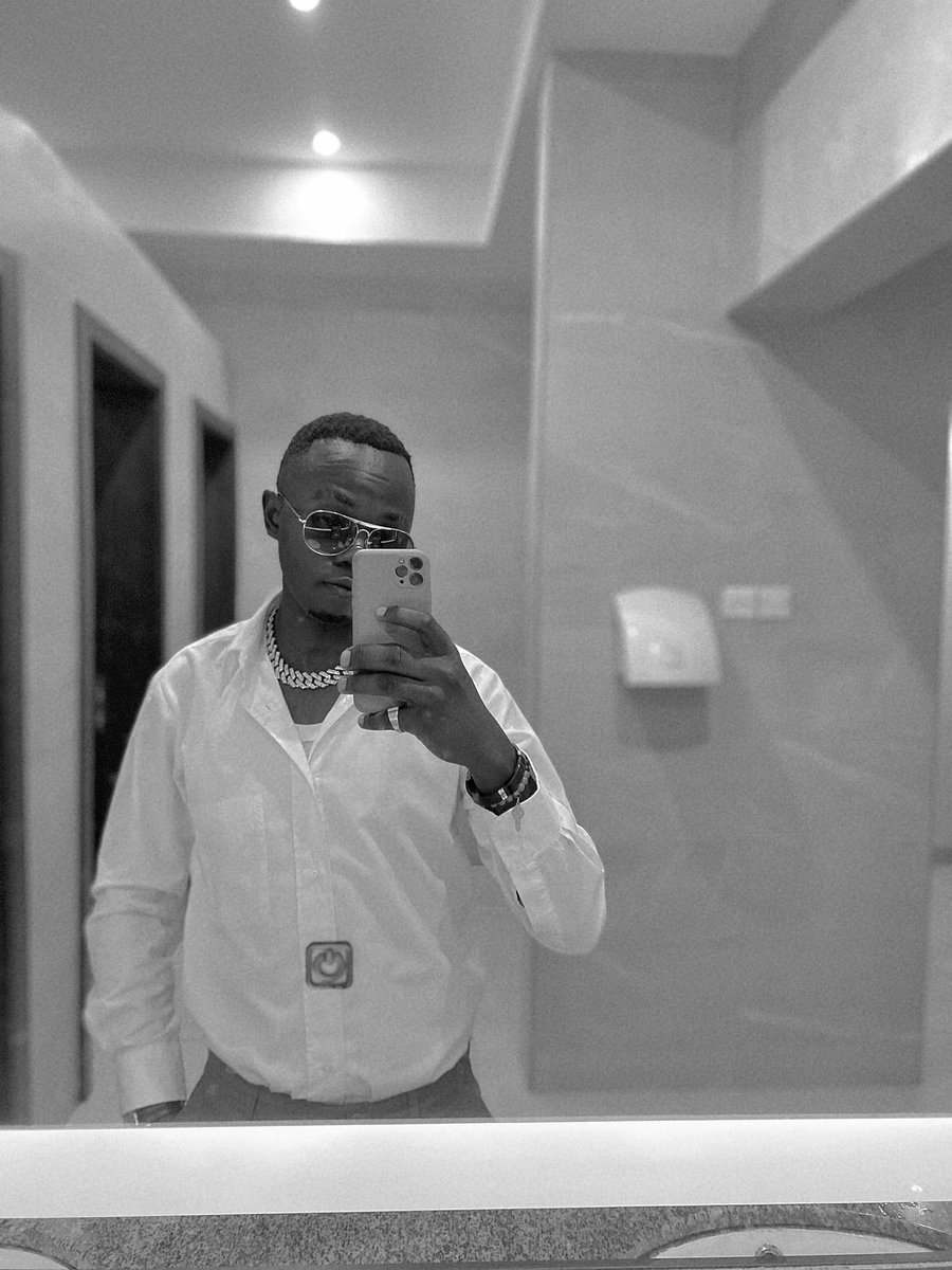 eden_flyest's tweet photo. Chase Money 💸💰but chase the Bible 📖too because success is nothing without God🙏🏾🥂 https://t.co/4S0BzojbuR
