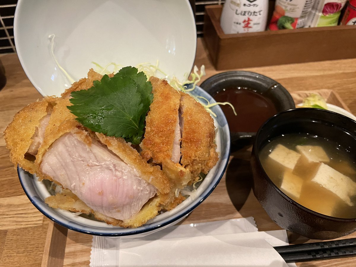 仙台の国分町にオープンした「肉食堂ゼットン」で、厚切りソースカツ丼
