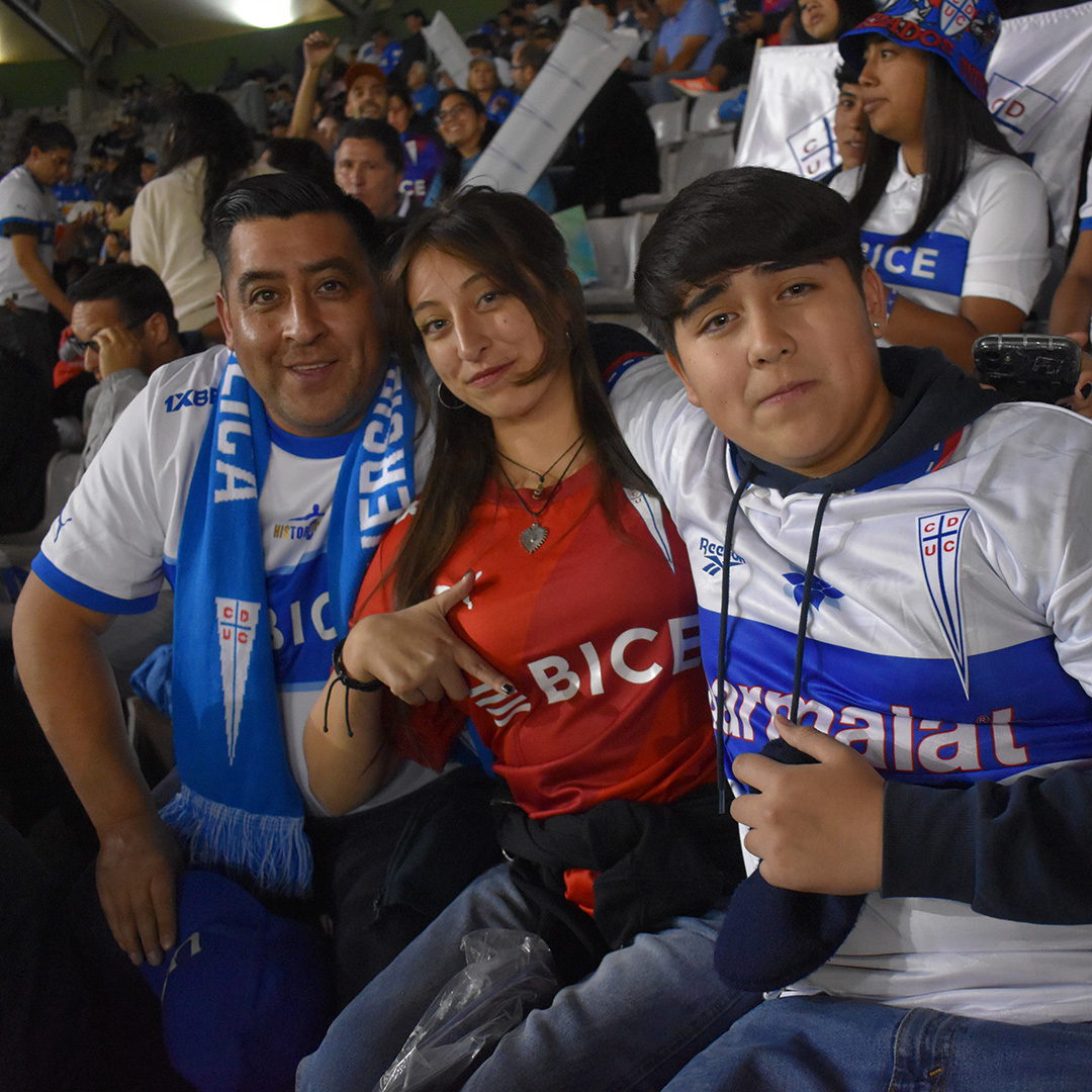 Cruzados's tweet photo. Fueron más de 6 mil hinchas de La Franja los que llegaron en día de semana para alentar a la UC en Copa Chile. Siempre es bonito venir a Temuco y recibir el cariño de ustedes. Hoy nos tocó un resultado adverso, pero ahora es cuando más debe estar el apoyo incondicional a nuestros colores. ¡Esto lo levantamos entre todos! Gracias a quienes hoy estuvieron en el Germán Becker para cantar: Gracias a la vida por ser Cruzado ⚪🔵