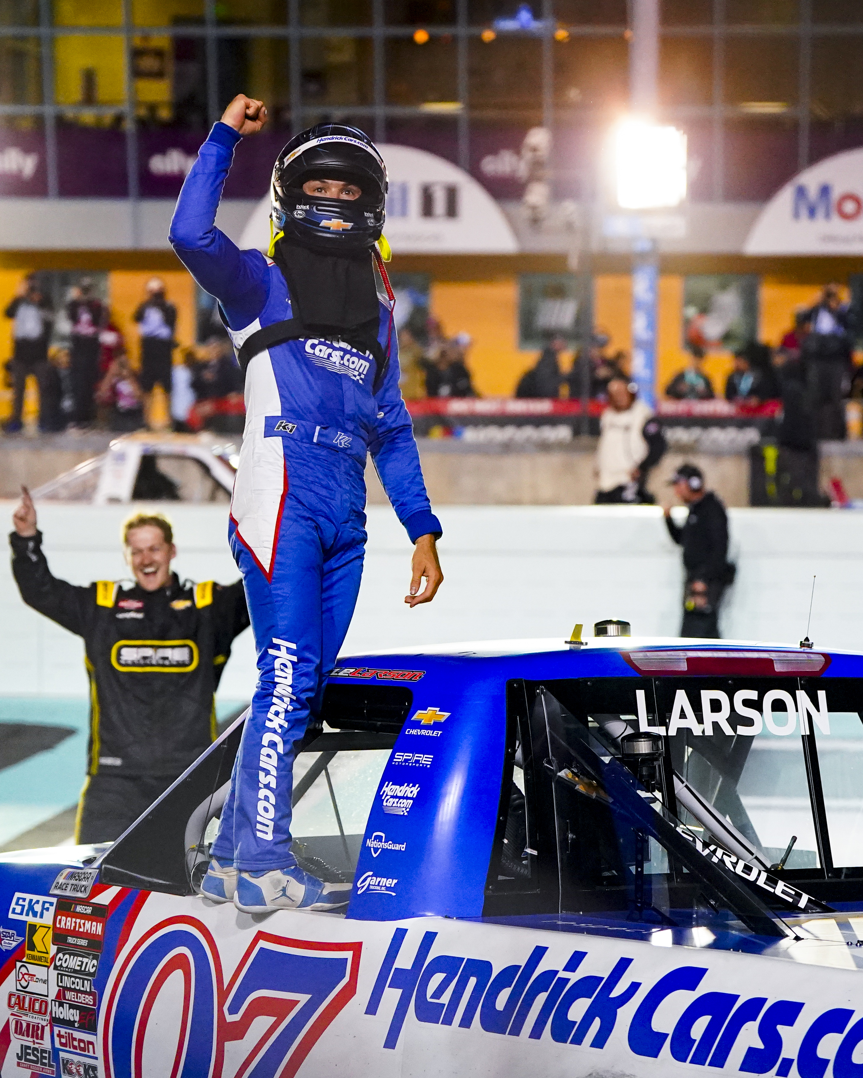 GmnNscuWwAE751P?format=jpg&name=4096x4096 Kyle Larson’s Shocking Comeback: From Spinout Disaster to Stunning Victory at Homestead!