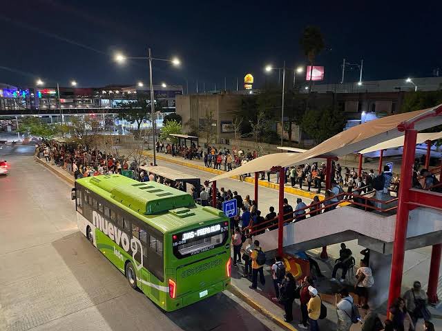 La banda MS cobra entre 2 y 2.5 millones de pesos. 

Pero el gobierno de <a href="/samuel_garcias/">Samuel García</a> facturó su show en 16 millones. ¡14 millones más!

Con esto el gobernador podría comprar 8 camiones que mucho le hacen falta a Monterrey. O bueno, tal vez no por que según él los regios en