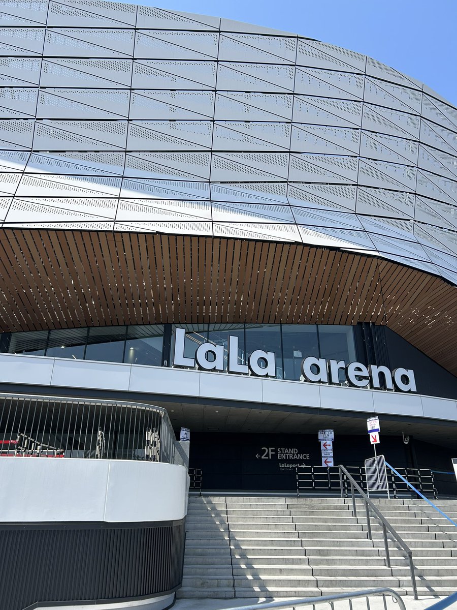 ららアリーナ東京ベイに到着‼️イナサラのライブに初参戦です❤️楽しみ😍既にグッズ売り場に長蛇の列！どうか売り切れませんように🙏✨