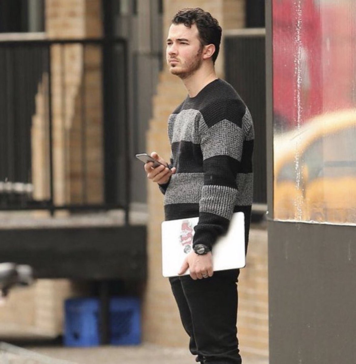 ok who ISN’T going to JONASCON?? 

I feel like lonely Kevin right now