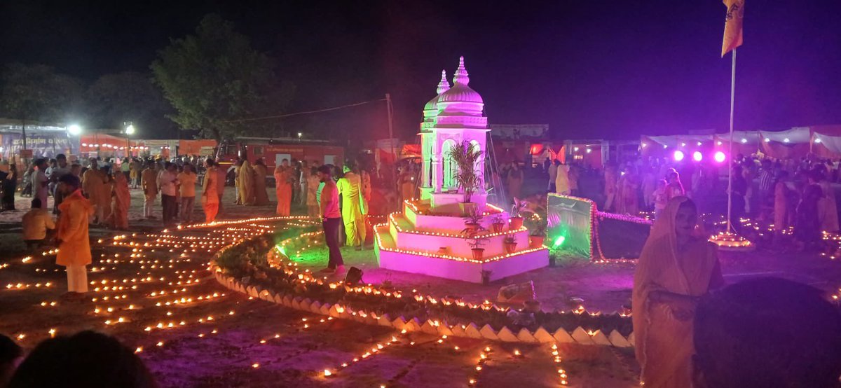 गायत्री परिवार की आराध्या परम वन्दनीया माता जी एवं दिव्य अखण्ड दीप के शताब्दी समारोह 2026 से पूर्व अमेठी में आयोजित इस कार्यक्रम में 24 हजार दीप प्रज्वलित कर गायत्री साधकों ने स्वास्थ्य, योग, व्यसन मुक्ति को जन जन तक पहुँचाने का संकल्प लिया।