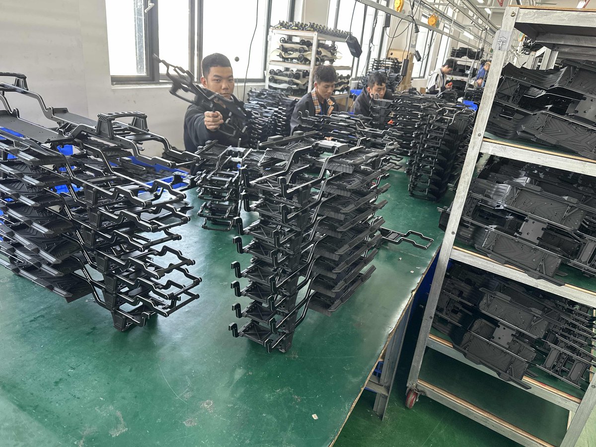 rlaarlo's tweet photo. From R&amp;D to packaging, RLAARLO has always approached each product with rigor and responsibility. Thank you to every RC fans for choosing us and enjoying our RC crawlers. What you receive is not just a RC crawler, but the dedication of our entire team. https://t.co/DWywe86RKL